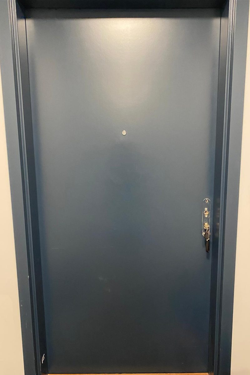 La porte avant l'intervention : simple plaque de serrure, sans cornière