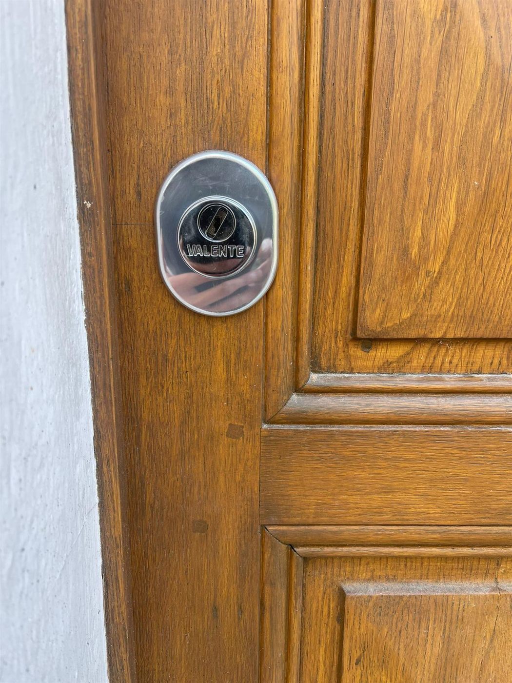 Cylindre de sécurité Valente posé sur une porte en bois