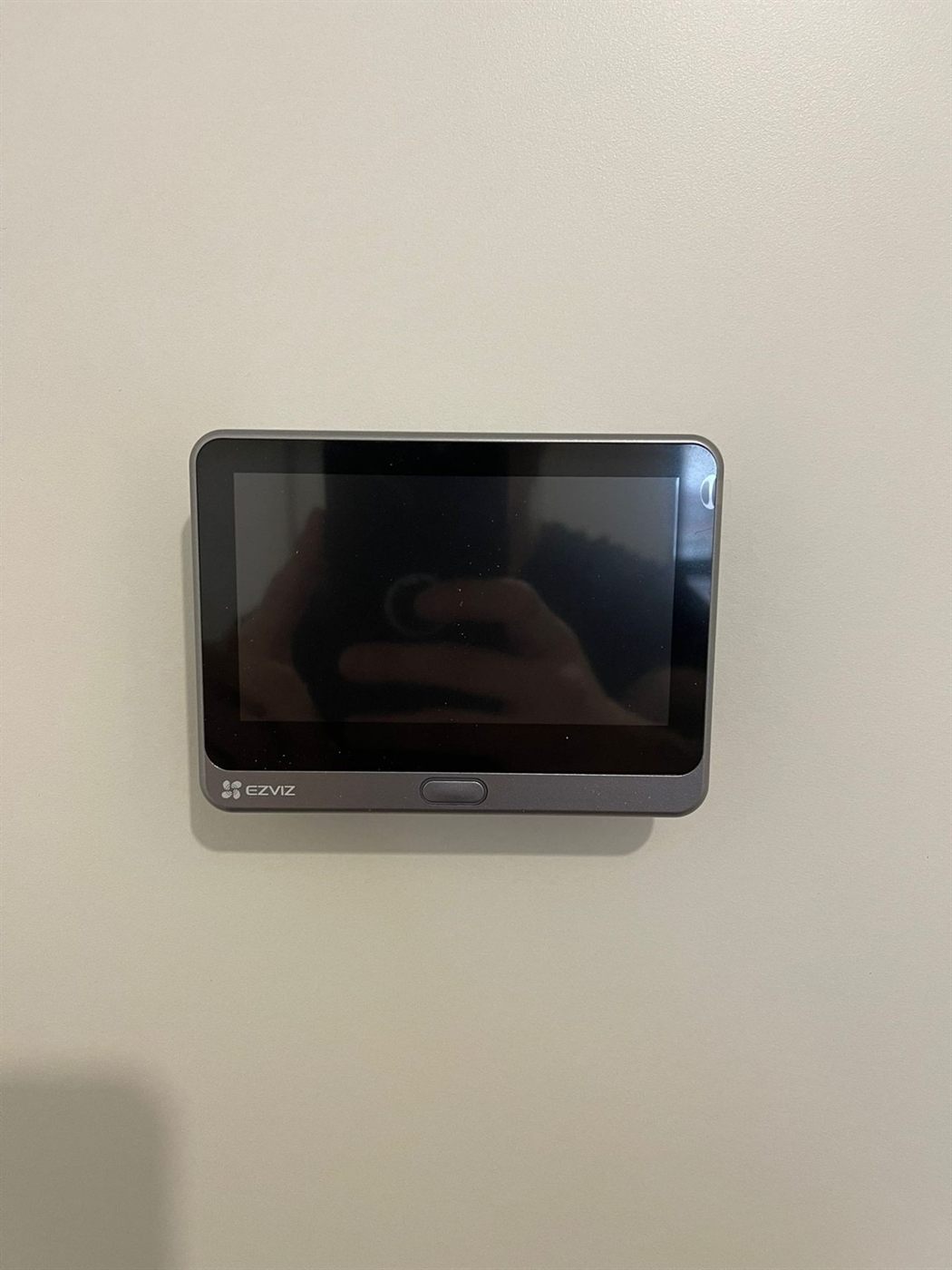 Écran de contrôle EZVIZ installé à l'intérieur