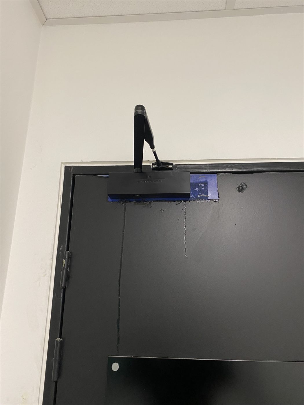 Ferme-porte neuf posé sur la même porte