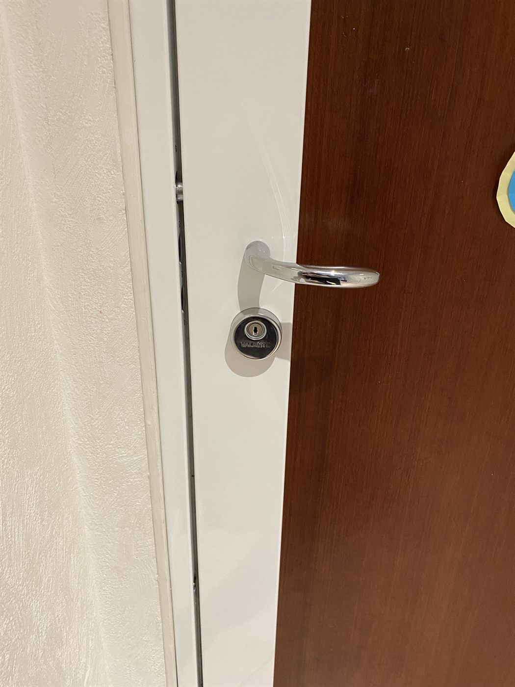 Poignée et cylindre de sécurité posés sur une porte d'entrée