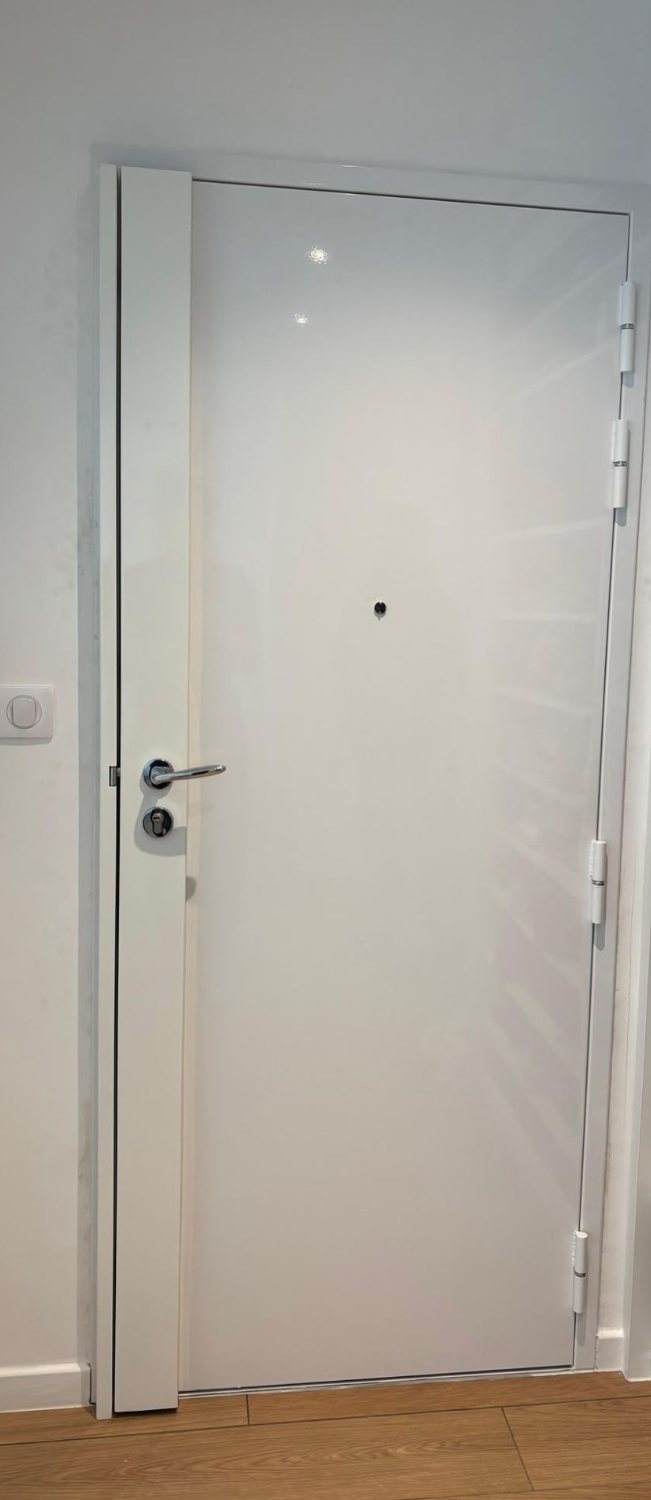 La nouvelle porte blindée posée au même endroit, avec sa cornière anti-pince