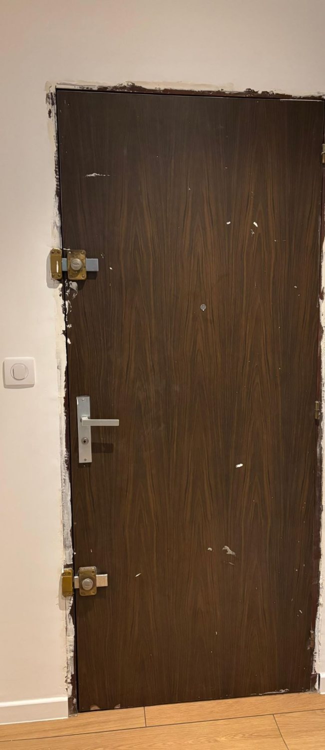L'ancienne porte avant l'intervention : verrous en applique et bâti abîmé
