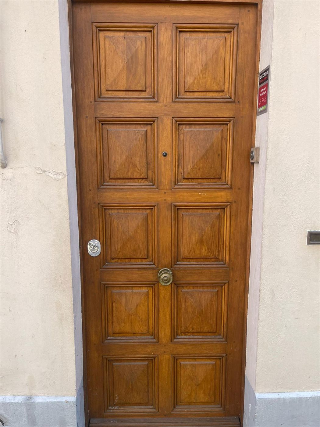 Porte en bois massif sécurisée et renforcée