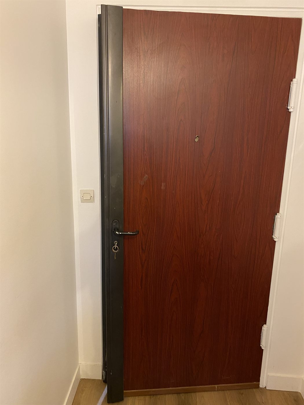 Porte d'entrée renforcée d'une cornière anti-pince sur toute sa hauteur