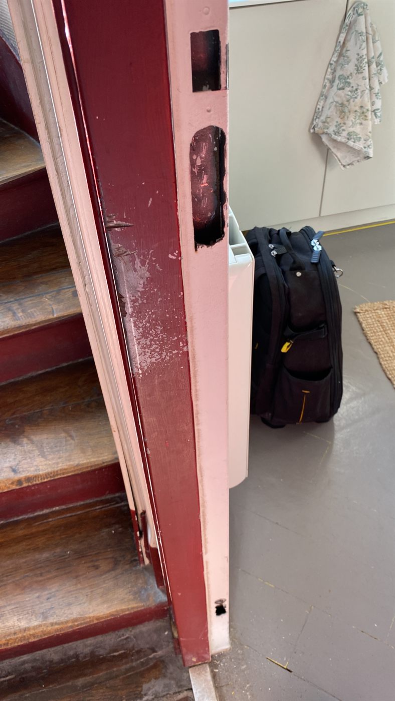 Huisserie de porte forcée lors d'une tentative d'effraction, avant réparation