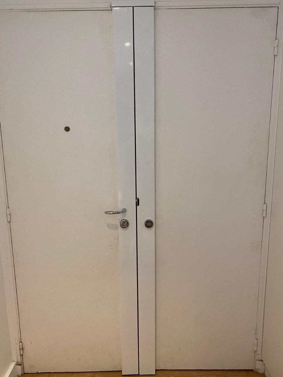 La même porte après : renfort central sur toute la hauteur et serrure multipoints à deux cylindres
