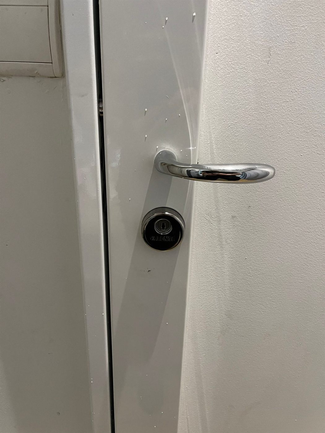 Serrure haute sécurité posée sur une porte d'entrée