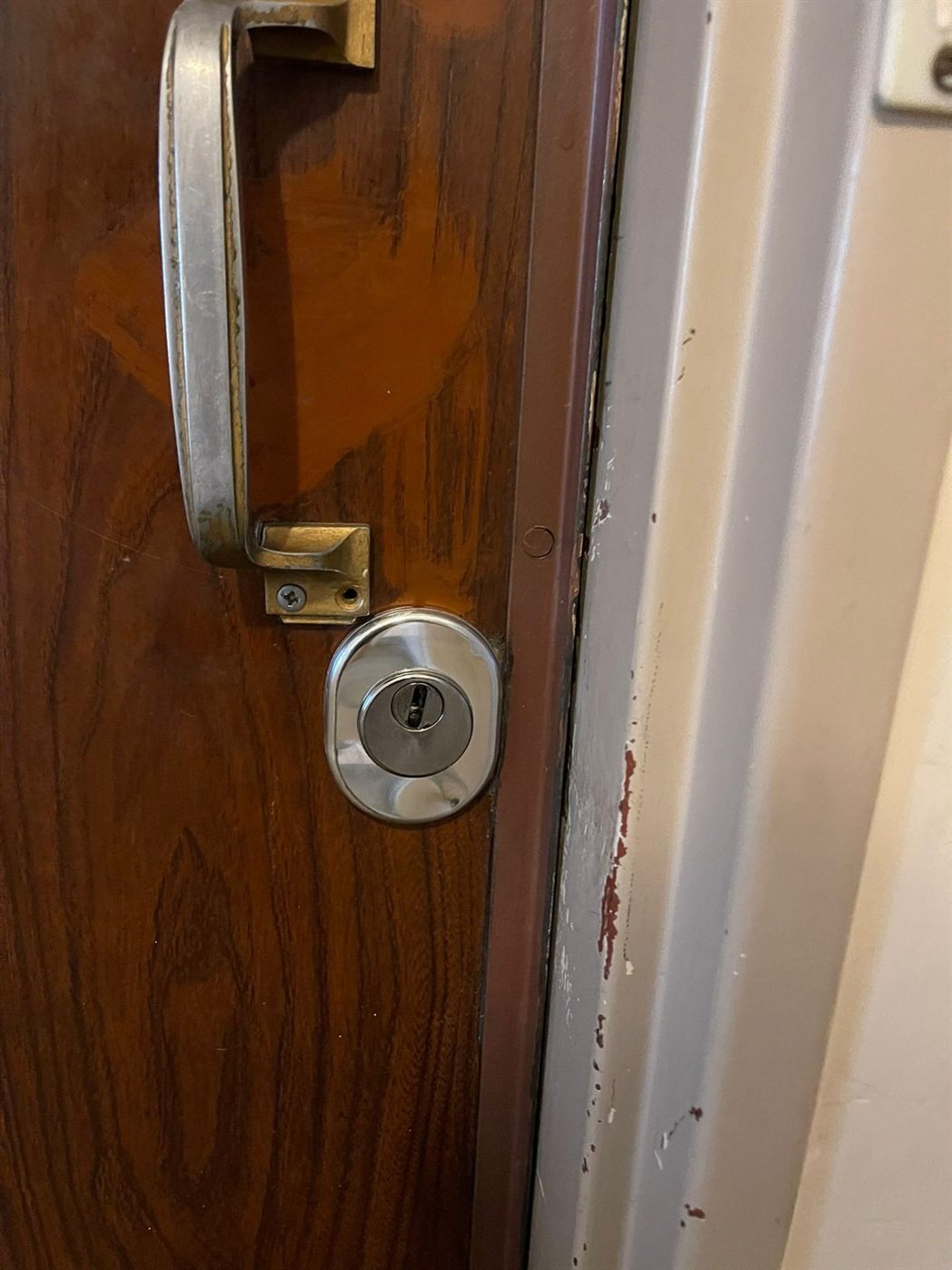 Serrure de sûreté et sa poignée sur une porte en bois